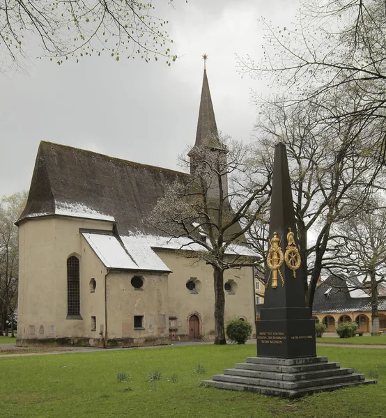Katolikus egyház St. Georg und Katharina és háborús emlékmű, Németországban Traunstein. A szöveg azt jelenti, beépített augusztus 25, 1837-a leszerelt katonák Szövetség — Stock Fotó