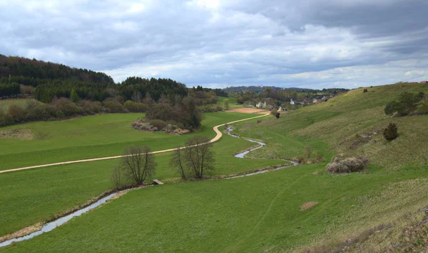 O rio Wissinger Laber na Baviera, a cidade Wissing pode ser visto em segundo plano — Fotografia de Stock