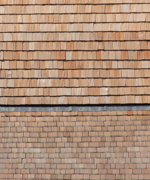 Detail van houten dakpannen die bruikbaar zijn als achtergrond of textuur — Stockfoto