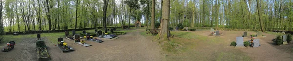 ДАМБЕК, ГЕРМАНИЯ - 07 МАЯ 2017: Waldfriedhof (лесное кладбище) в Дамбеке — стоковое фото