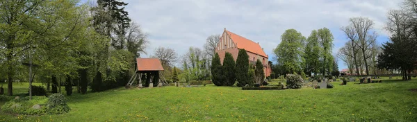Ναός και νεκροταφείο του Behrenhoff με ένα ξύλινο σταυρό — Φωτογραφία Αρχείου