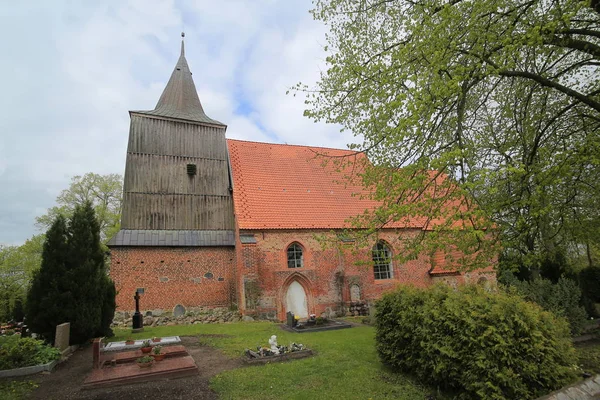 Brick gothic church and cemetery in Hohendorf — Stock Photo, Image