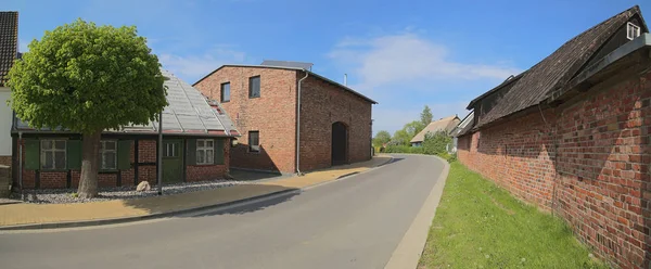 Street in the Altes Dorf (old town) in Lubmin, Germany, with various buildings listed as monuments — Stock Photo, Image