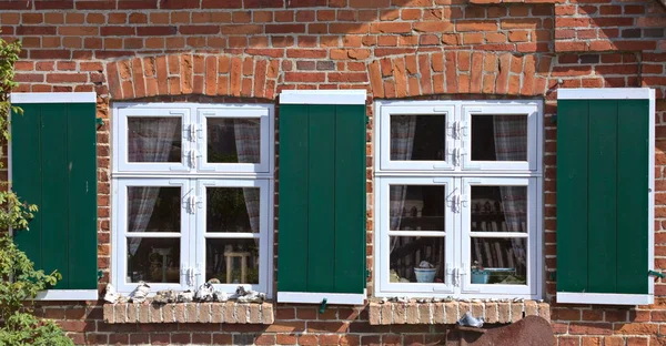 Fachada de una casa en Mecklemburgo-Pomerania Occidental con ladrillos rojos típicos. El edificio es un monumento declarado — Foto de Stock