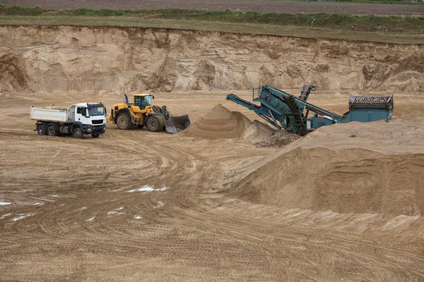 Truck, loader and a gravel separator on outcrop site — Stock Photo, Image