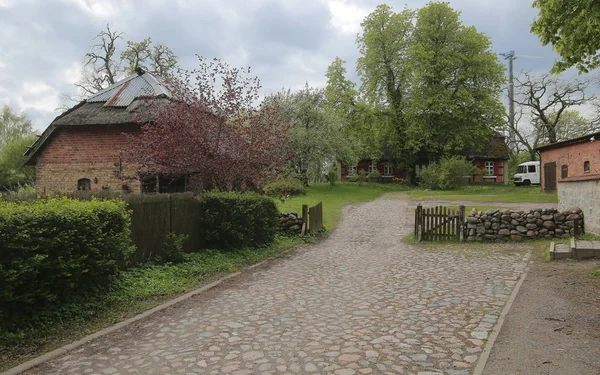 Cobblestone road and parish estate in Hohendorf, Mecklembourg-Poméranie-Occidentale, Allemagne — Photo