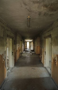 Eski ve harap bir binanın koridor