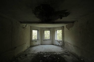 Eski ve harap bir binanın üç pencere