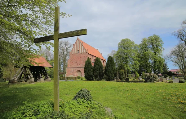 Kirche und Friedhof von behrenhoff mit Holzkreuz — Stockfoto