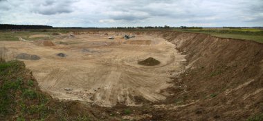 Mecklenburg-Vorpommern içinde Hohendorf yakınındaki bir bulutlu gökyüzü ile patlak