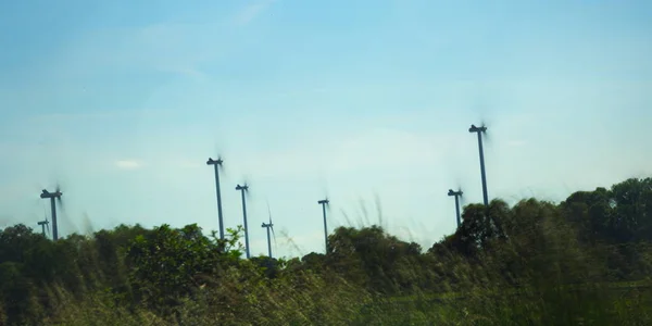 Ungewöhnliche Langzeitbelichtung von Windkraftanlagen in Mecklenburg-Vorpommern — Stockfoto