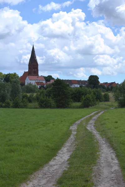 Visa över ängen till staden av Guetzkow, Mecklenburg-Vorpommern, Tyskland — Stockfoto