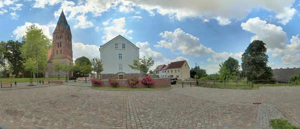 Panorámás kilátás nyílik a város központjában, a Guetzkow, Mecklenburg-Vorpommern, Németország — Stock Fotó