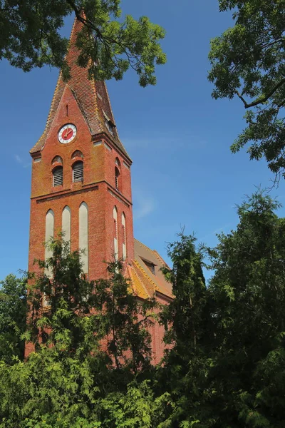 Kostel Guelzowshof, Meklenbursko-Přední Pomořansko, Německo, na slunci — Stock fotografie