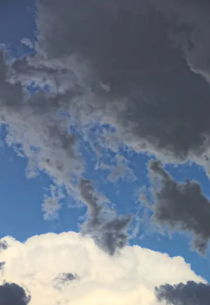 青い空に雄大な白とグレー cloudscape — ストック写真