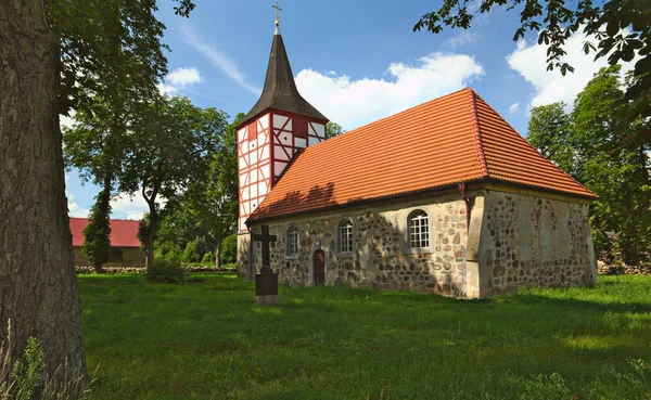 Igreja em Alt Plestling, Mecklemburgo-Pomerânia Ocidental, Alemanha — Fotografia de Stock