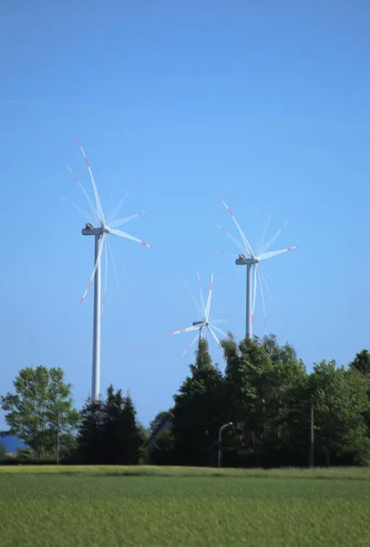 Centrais eólicas em Mecklenburg-Vorpommern, Alemanha, com processamento de imagem especial para enfatizar o movimento — Fotografia de Stock