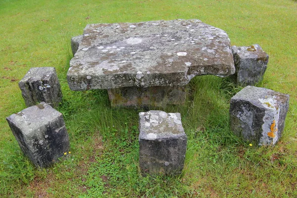 Mesa de piedra en un suelo de hierba verde — Foto de Stock