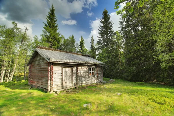 Tandovala 在瑞典达拉纳的自然保护区的历史小木屋 — 图库照片