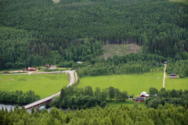Persby in der Nähe von branaes in vaermland, schweden. der Fluss klaraelven ist zu sehen — Stockfoto