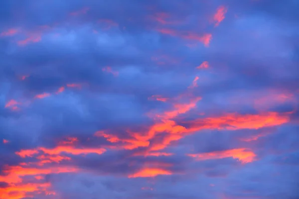 Beau paysage nuageux orange en fin de soirée avec une saturation élevée et une exposition multiple — Photo