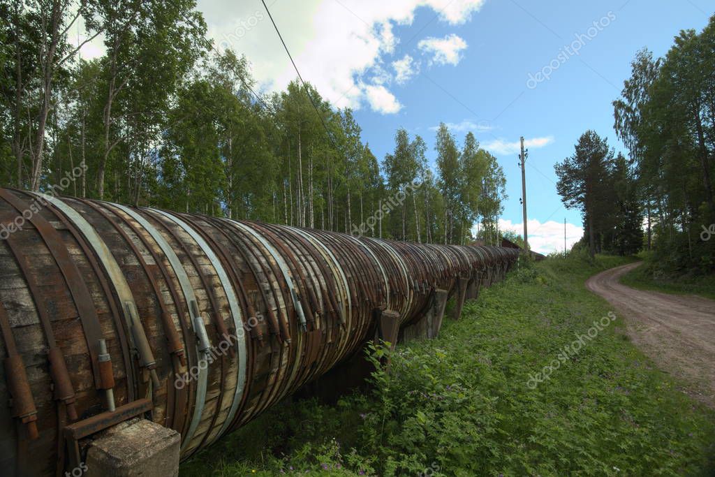 Деревянные трубы для водопровода. Деревянные трубы для водопровода. Деревянный трубопровод. Деревянный водовод петровского времени. Древние деревянные трубы.