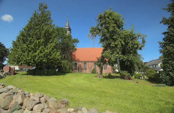 Kyrkan och kyrkogården i Kroeslin, Mecklenburg-Vorpommern, Tyskland — Stockfoto