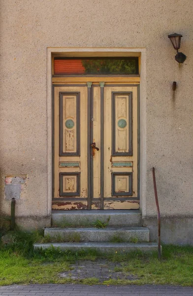 Puerta de entrada de una casa en ruinas en Alemania — Foto de Stock