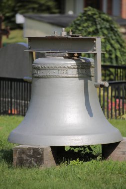 Kroeslin, Almanya'nın mezarlığı üzerinde 1924 ten tarihi kilise çanı