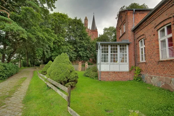 Kyrkan och Prästgården i Gristow, Mecklenburg-Vorpommern, Tyskland — Stockfoto