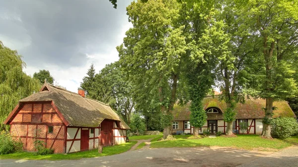 Polovina roubené chalupy, uveden jako památky, v Gristow, Meklenbursko-Přední Pomořansko — Stock fotografie