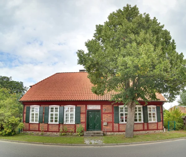 Casa de entramado de madera, catalogada como monumento, en Gristow, Mecklemburgo-Vorpommern, Alemania —  Fotos de Stock