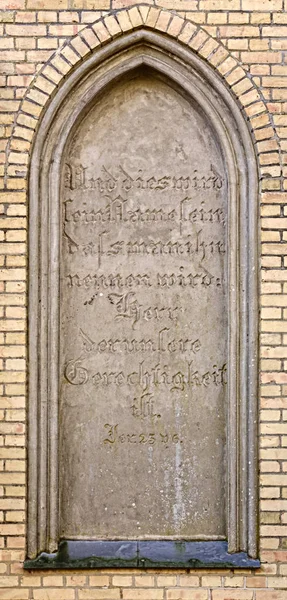 Fenêtre aveugle de la chapelle funéraire de Guetzkow, Mecklembourg-Poméranie Occidentale, Allemagne avec passage biblique - Jérémie 23 : 6 — Photo