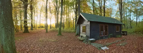 Lovecké chaty v chráněné krajinné oblasti Naturwald Busdorf v Meklenbursko-Přední Pomořansko — Stock fotografie