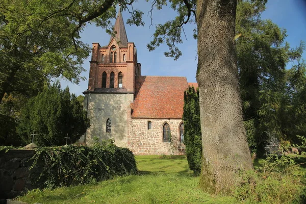 Igreja na cidade de Ranzin, Mecklemburgo-Pomerânia Ocidental, Alemanha — Fotografia de Stock