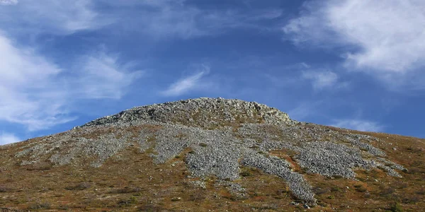 スウェーデンの Hovaerken 山の岩が多い subpeak の表示します。 — ストック写真