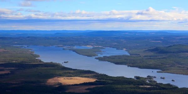 Utsikt från toppen av berget Hovaerken i den sjön Lofssjoen i Sverige — Stockfoto