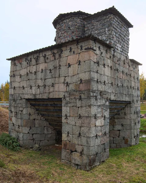 Historischer schwedischer Hochofen aus dem 19. Jahrhundert — Stockfoto