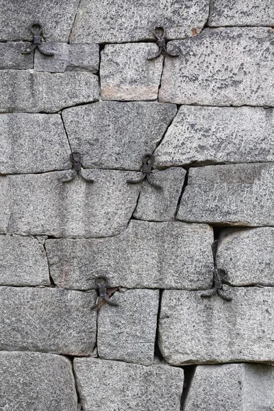 Historické kamenů stěny vyztužené kované díly — Stock fotografie