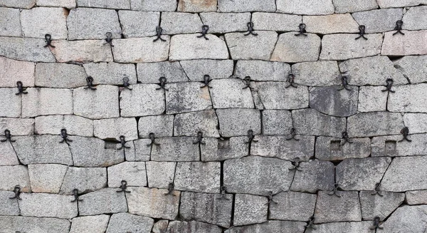 Parede de pedra de campo histórica reforçada com peças de ferro forjado — Fotografia de Stock