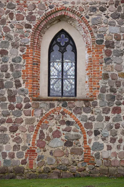 Janela da igreja histórica em Zarnekow, Alemanha — Fotografia de Stock