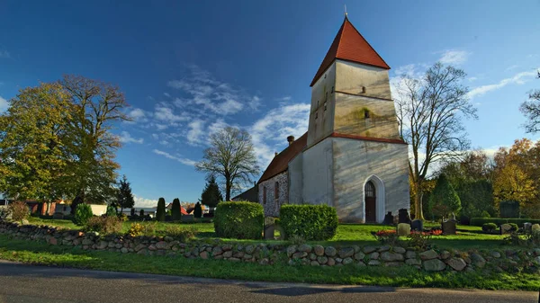 Kyrka och kyrkogård i staden av Poggendorf, Mecklenburg-Vorpommern, Tyskland — Stockfoto