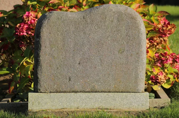 Tombstone with sunlight from the right side — Stock Photo, Image