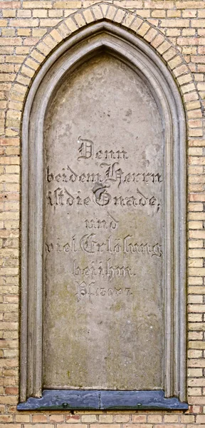Blinda fönster av begravning kapellet i Guetzkow, Mecklenburg-Vorpommern, Tyskland med bibelordet - Psalm 130:7 — Stockfoto