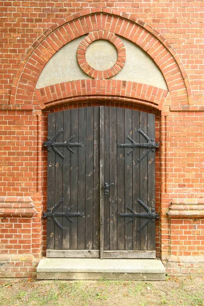 Puerta de la capilla en el cementerio de Gristow, Mecklemburgo-Vorpommern, Alemania — Foto de Stock