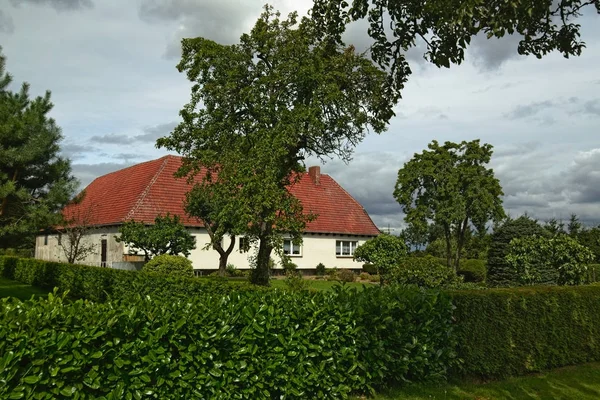 Ház szerepel a műemlékek áll Kirchdorf városában, Mecklenburg-Vorpommern, Németország — Stock Fotó