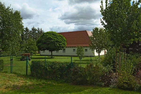 Casa listada como monumentos em Kirchdorf, Mecklenburg-Vorpommern, Alemania — Fotografia de Stock