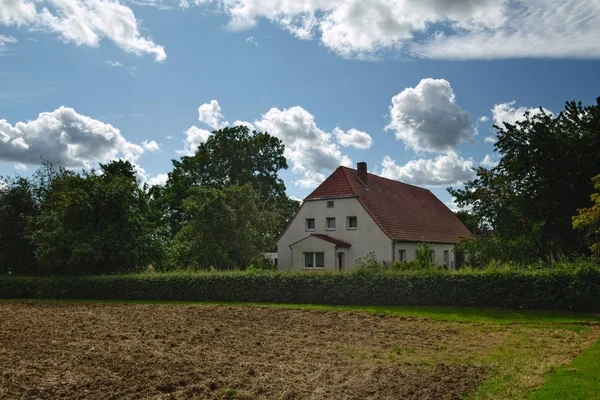 Casa listada como monumentos em Kirchdorf, Mecklenburg-Vorpommern, Alemania — Fotografia de Stock