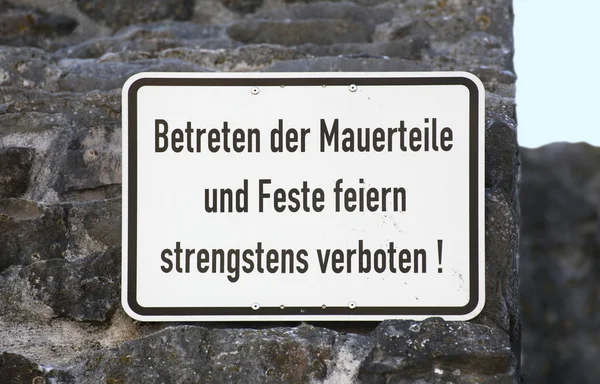ドイツには、壁を踏んで、厳密に禁止されてのパーティーです。 — ストック写真
