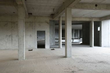 Çıplak beton duvarlar ile terk edilmiş şantiye